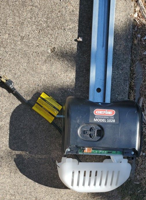Genie Model 1028 With Remotes & Parts
