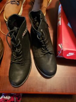 Boots size 9
