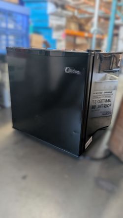Midea WHS-65LB1 Compact Mini Refrigerator - 1.6 Cu. Ft - Used