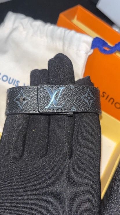LV BRACELET 4 In Hand