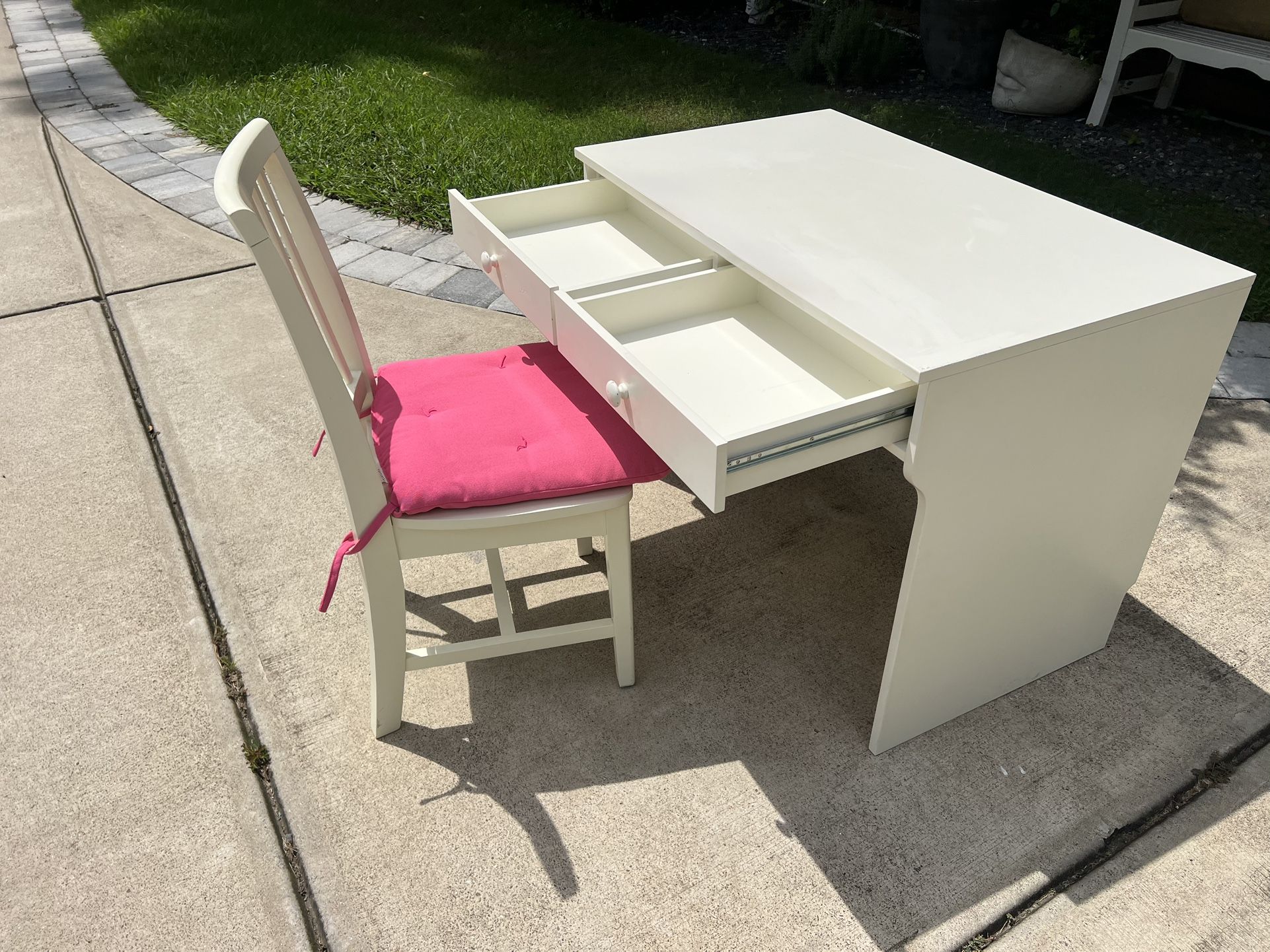 41*25*30 Pottery Barn Dresser+chair $249 CAN!