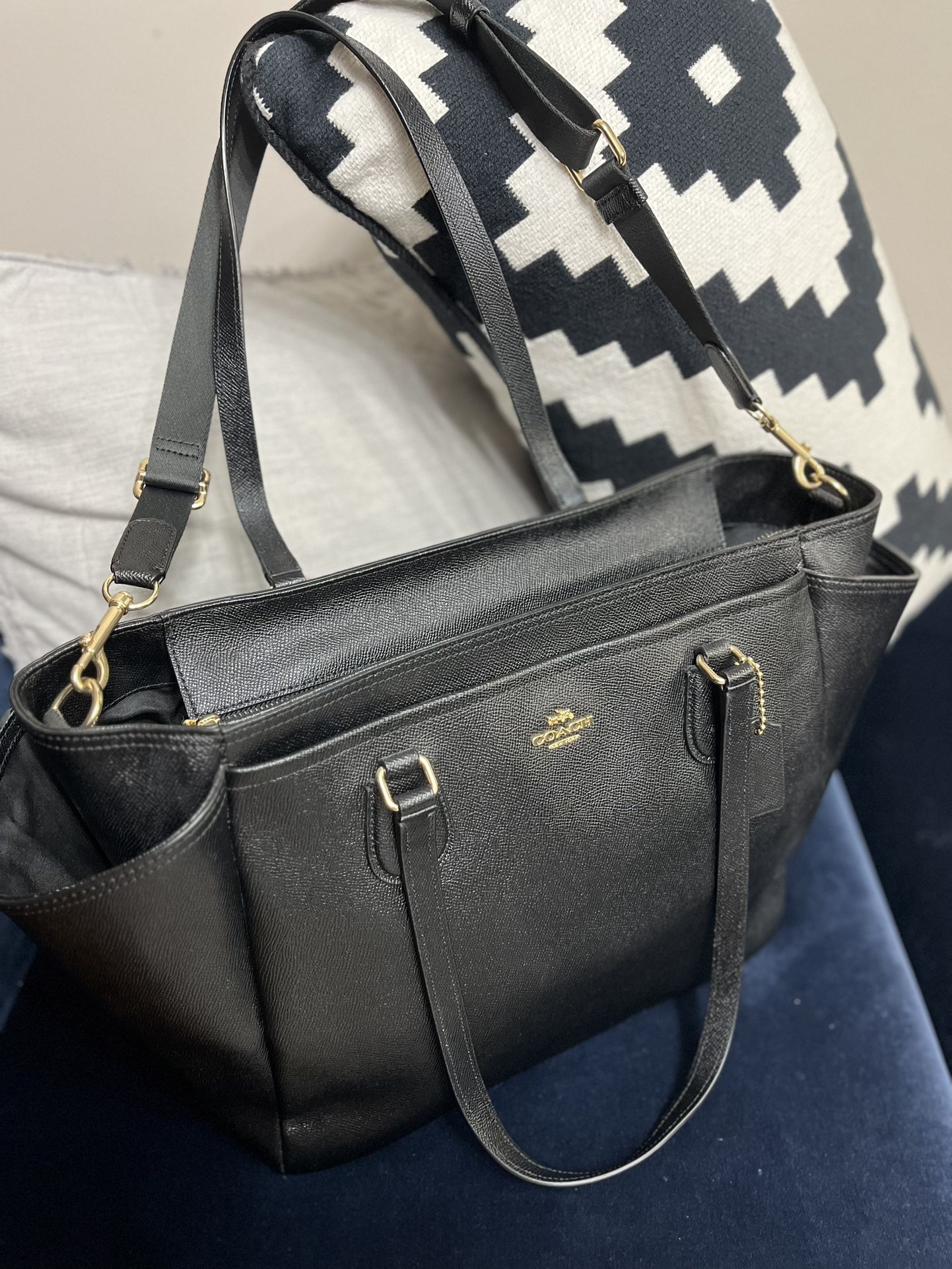 COACH - Lg Leather Tote w/ Gold Hardware