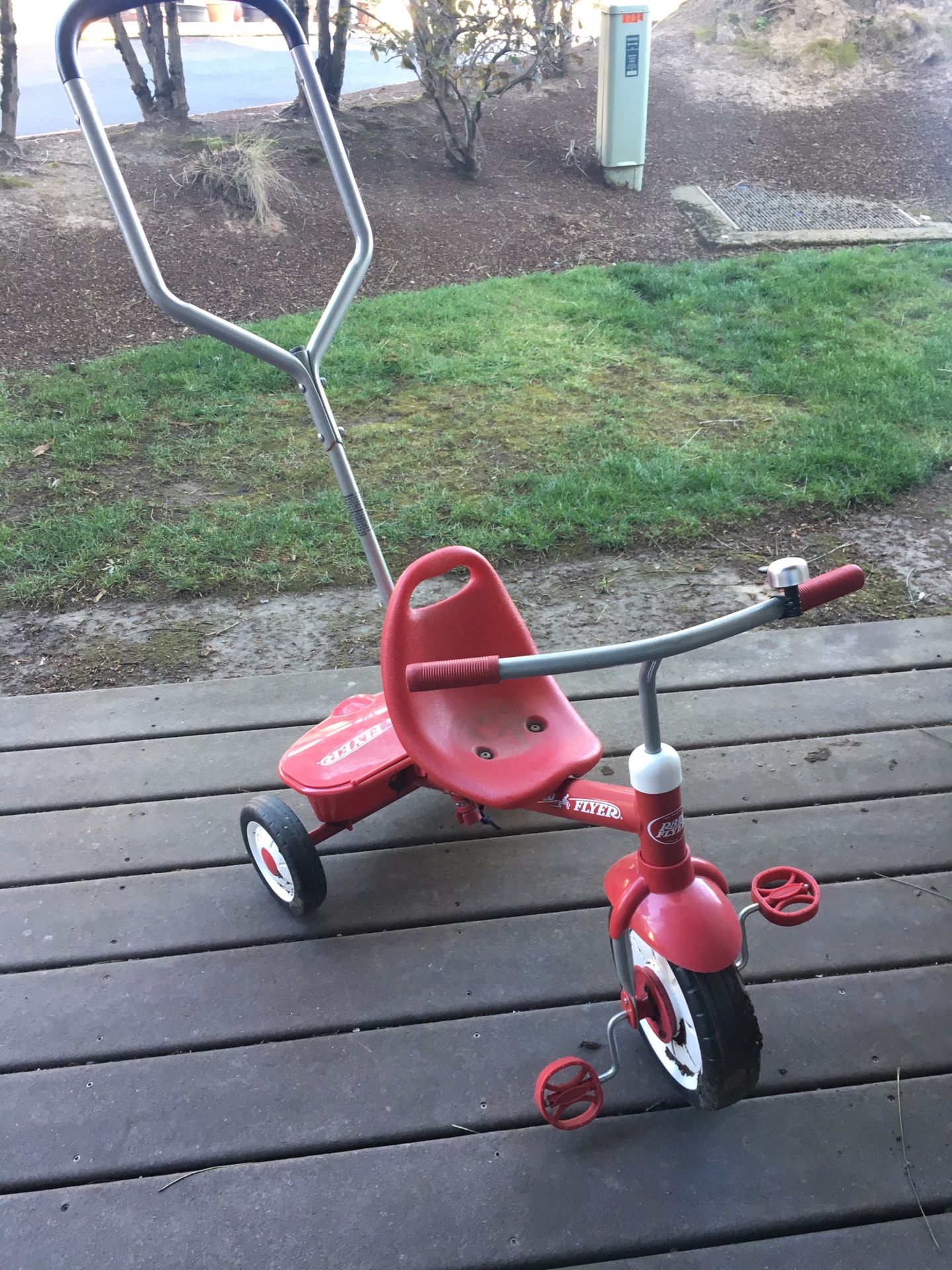 Radio flyer tricycle with removable handle