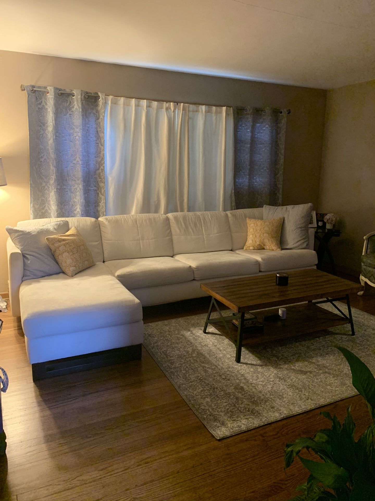FREE COUCH PICK UP ONLY for Sale in Chicago, IL OfferUp