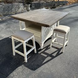 Vintage Style Table With 4 Stools