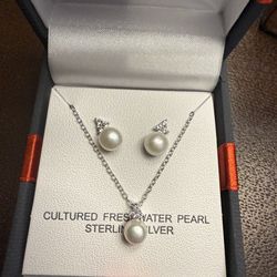 Cultured freshwater pearl necklace earring set