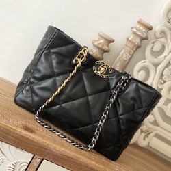 Elegant Chanel Shopping Tote Edition Bag