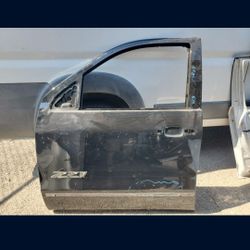2014 - 2018 CHEVROLET SILVERADO GMC SIERRA LEFT FRONT DOOR DRIVER SIDE USED OEM. NC