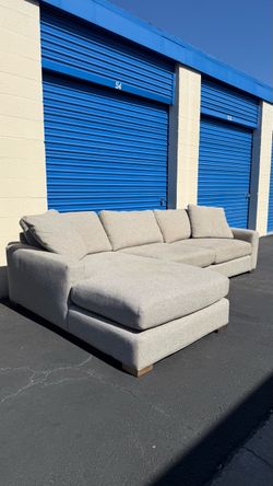 ROOM AND BOARD SECTIONAL COUCH