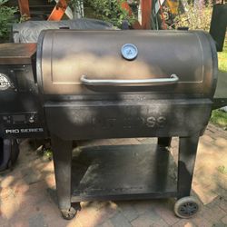 Pitt Boss Pro 1100 Series Pellet Smoker