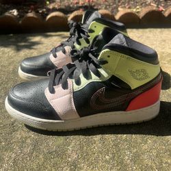 Nike Jordan 1 Mid SE Youth GLOW IN THE DARK