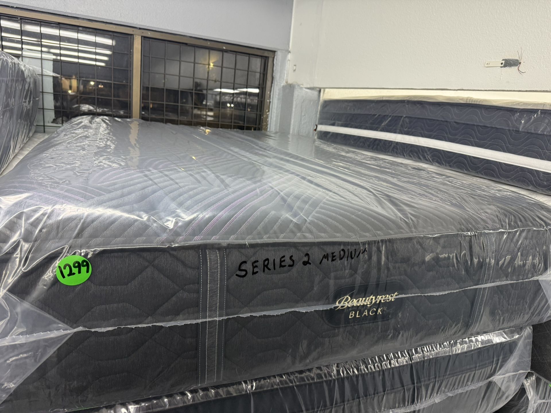 QUEEN SIZE SIMMONS BEAUTYREST BLACK SERIES 2 MEDIUM MATTRESS & BOX SPRING BED SET