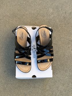 New Women’s Easy Street Black Patent Strappy Sandals - Size 7