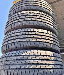 285/65/20 Michelin 📍📍 Selling a set of 4 tires with 80% tread life remaining 📍🌟