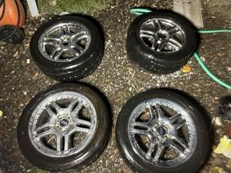 Set of 4 Alloy Wheels with Tires