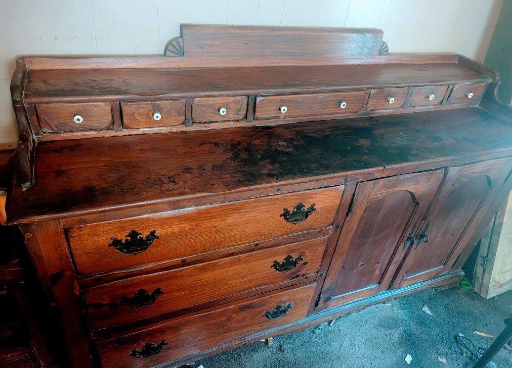 Large Dresser And Two Nightstands!