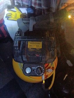 DEWALT DWFP55126 6 gallon 165 PSI electric pancake compressor