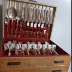 WM ROGERS OVERLAID SILVERPLATE - SILVERWARE CHEST SET 76 PIECES