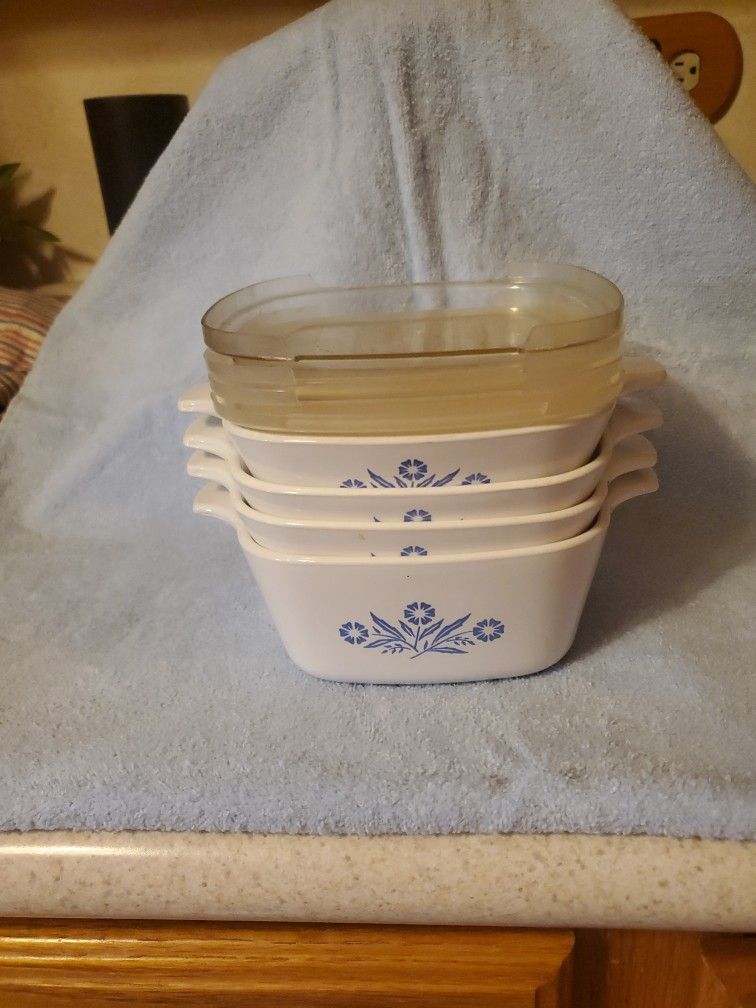 4 Corning wear bowls with lids