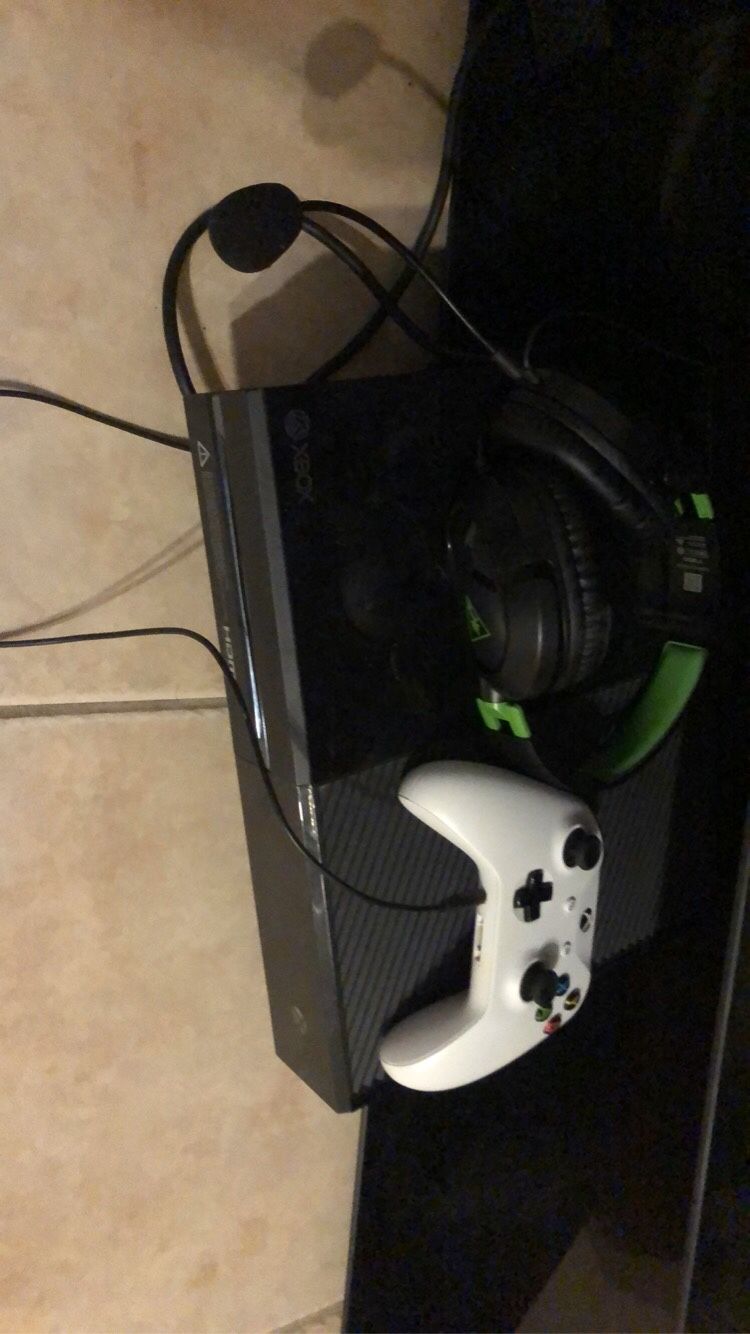 Xbox One With One Wireless Controller And Some Turtle Beach Headphones