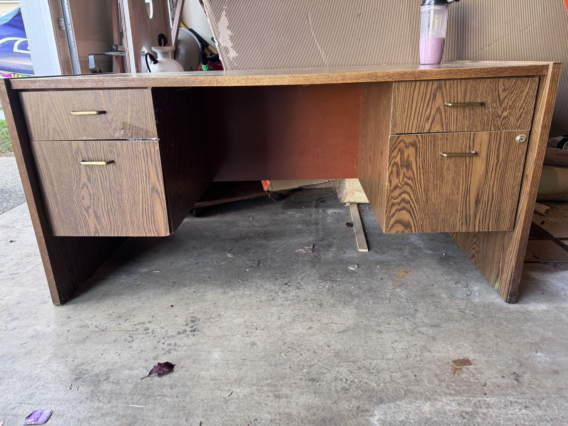 FREE DESK
