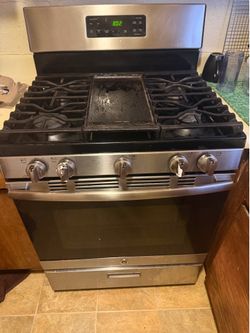 GE 30” Stainless Steel Gas Range - excellent condition