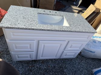 48inch Vanity!! Has cosmetic damage on sides - see pics 