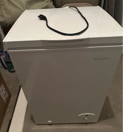 Insignia 3.5cf chest freezer garage ready - $80