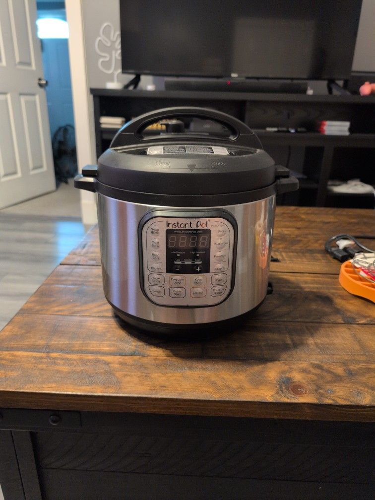 Instant Pot-6quart with accessories
