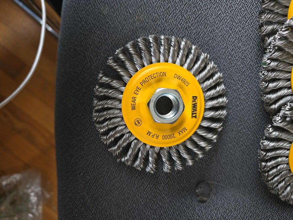 DeWalt Wire Carbon Stringer Wheel 4" High Performance Metal 5/8"-11 DW4925