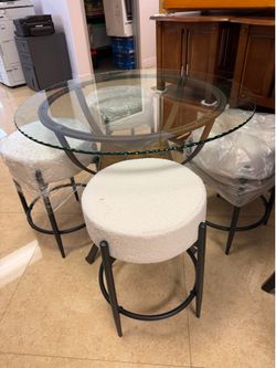 Brand new 5 piece dining chairs with 4 stool