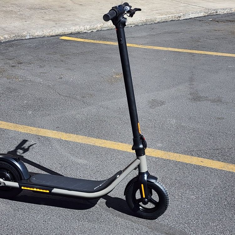 ADULT ELECTRIC SCOOTER 450W MOTOR TOP SPEED 18-MPH  RANGE 18MILES NEW 