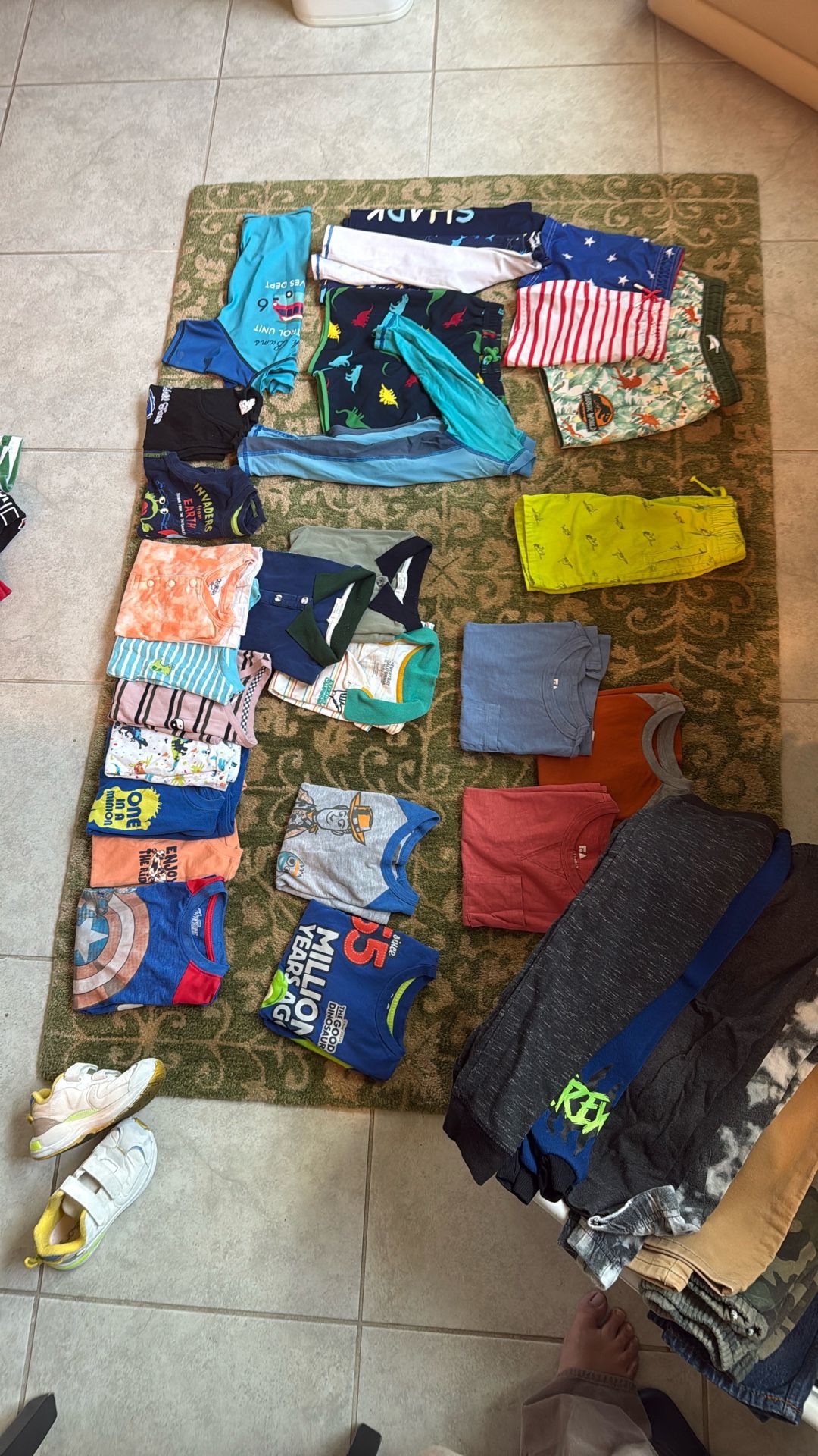4/5 Clothing and 9-12 Shoes ( +50 Pieces)