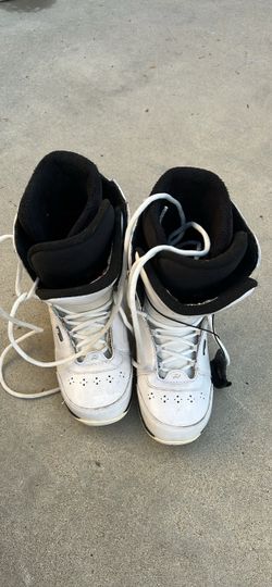Woman’s snow board boots size 8