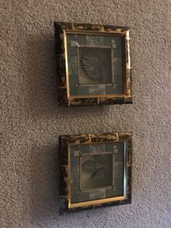 A pair of 2 small pictures