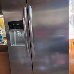 Frigidaire Gallery Side By Side REFRIGERATOR 