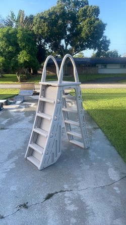 Above ground pool stairs