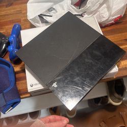 Used PS4, 2 Controllers