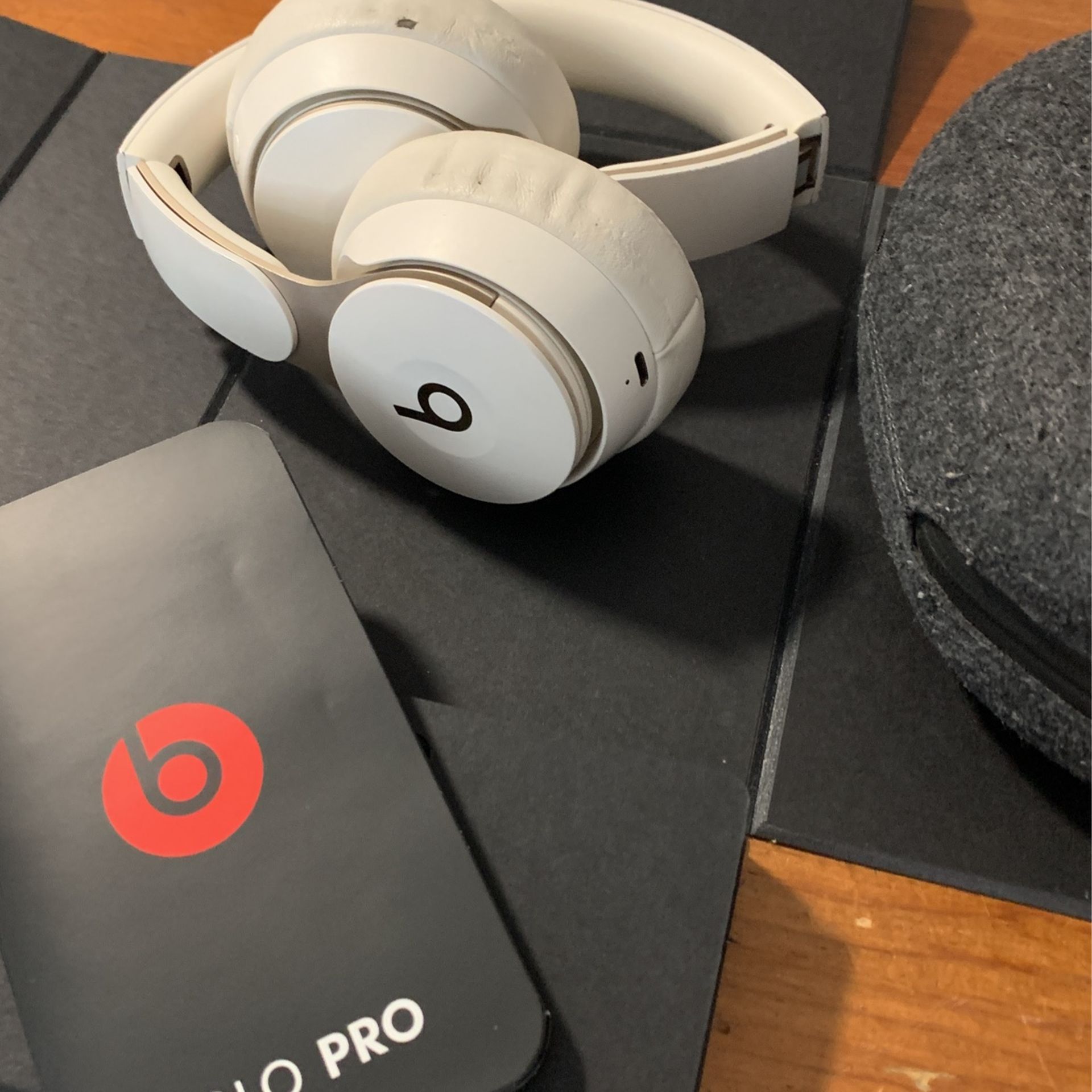 Beats Solo Pro Noise cancelling Headphone Bluetooth with microphone - Gold