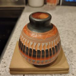 Beautiful Navajo Native American Etched Pottery Vase /Seed Pot Signed by Artist