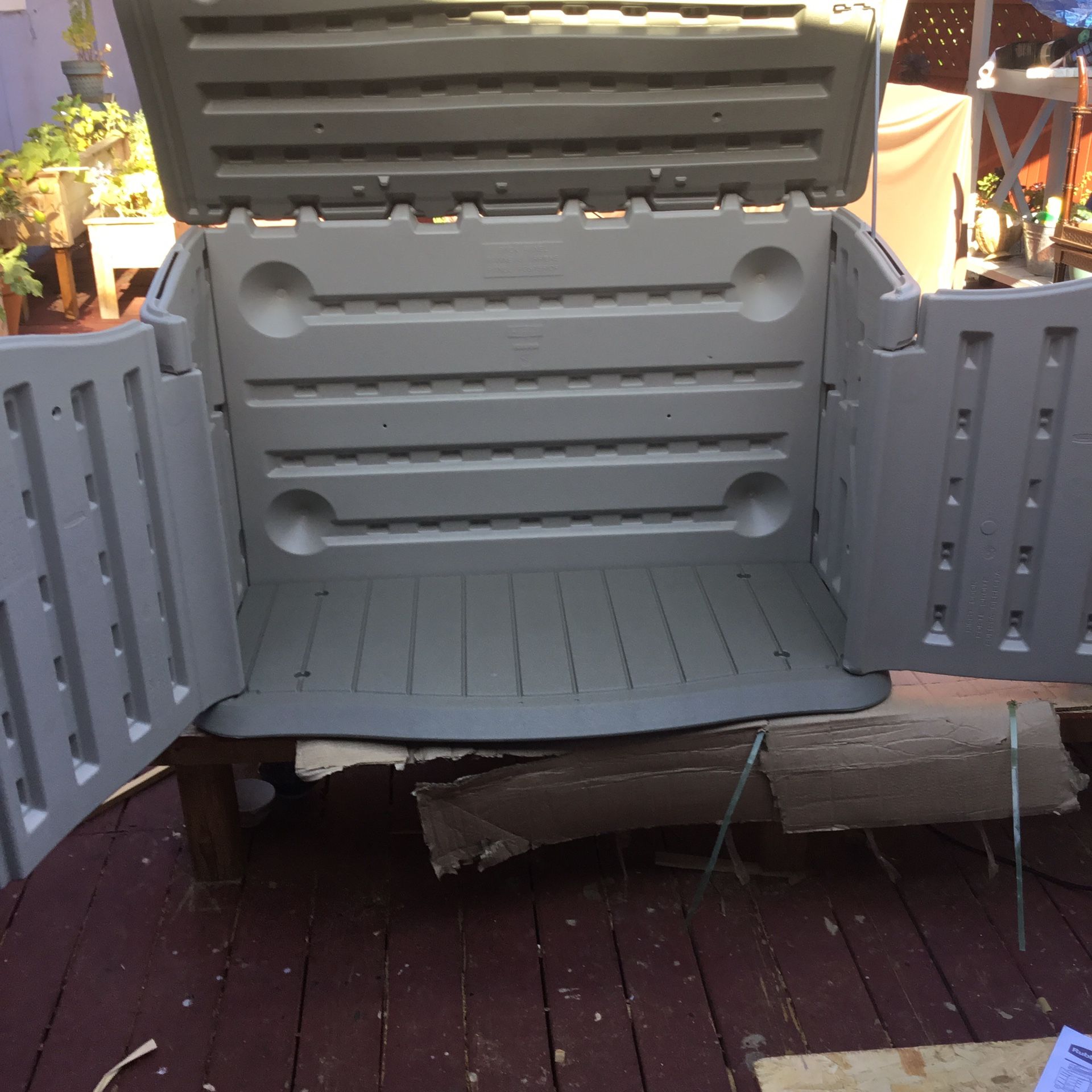 Rubbermaid Horizontal Outdoor Resin Storage Shed, Olive & Sandstone