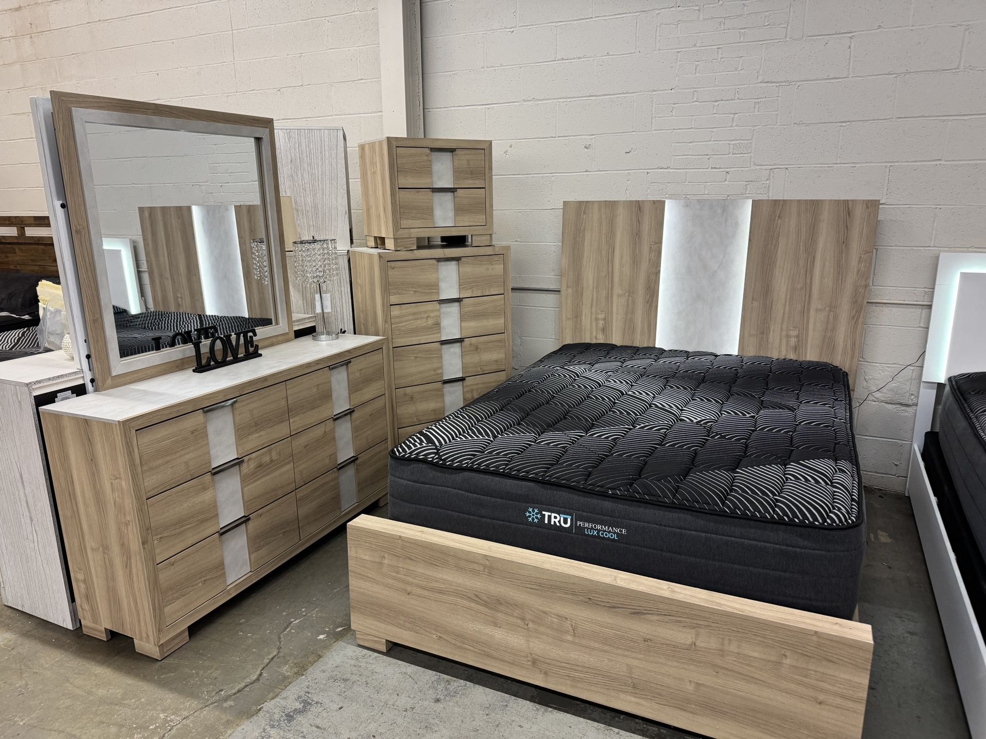 Beautiful Stylish Queen Bedroom Set W/ Led Light Up Headboard