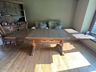 Solid wood dinning table with leaf and 6 chairs