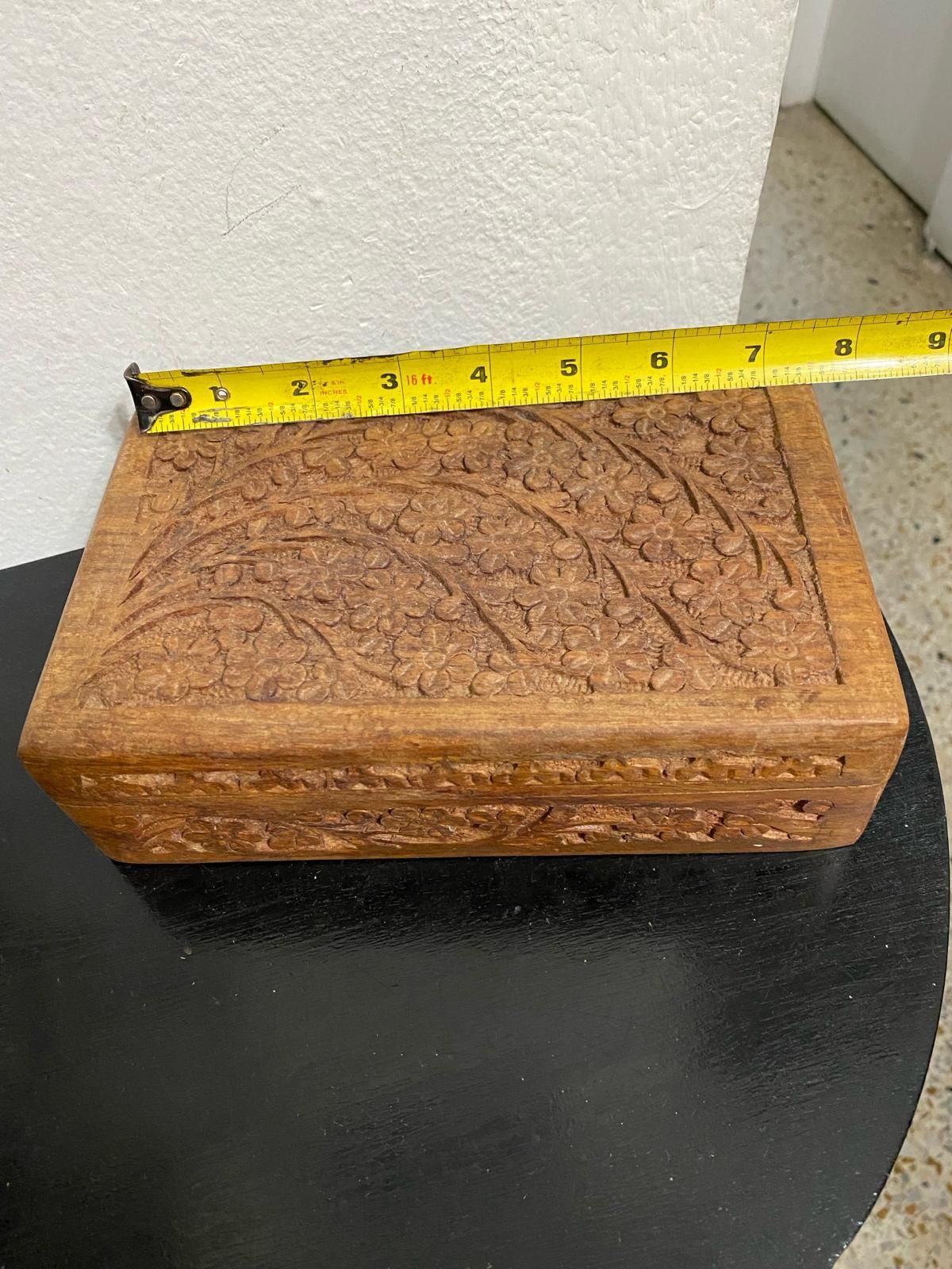 Cofre Muy Antiguo Madera Tallada 8 Plg