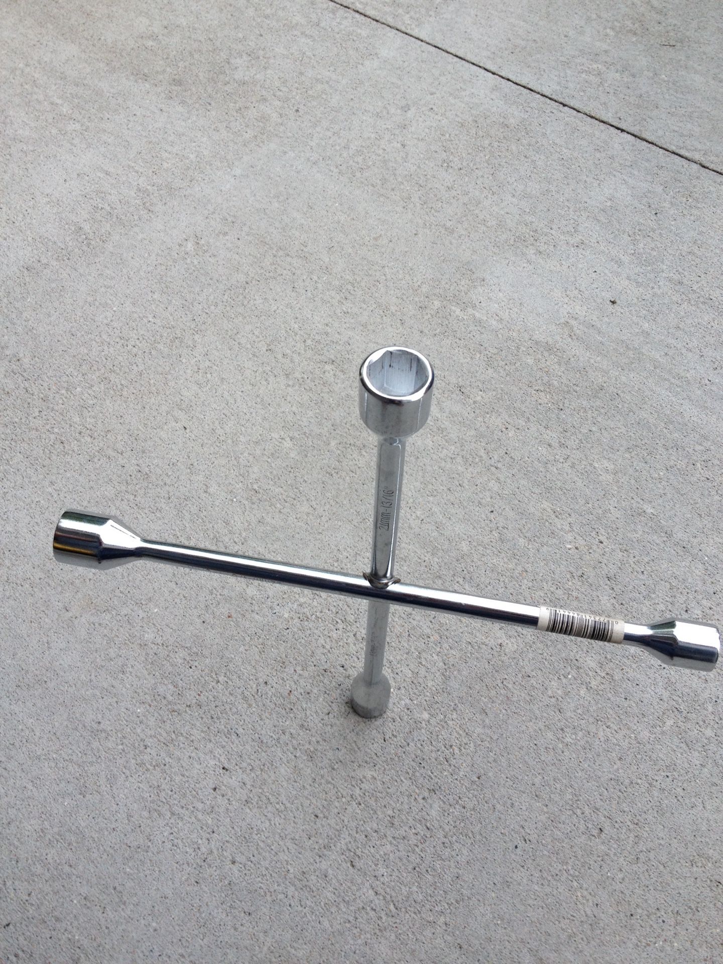 Cross lug nut tools