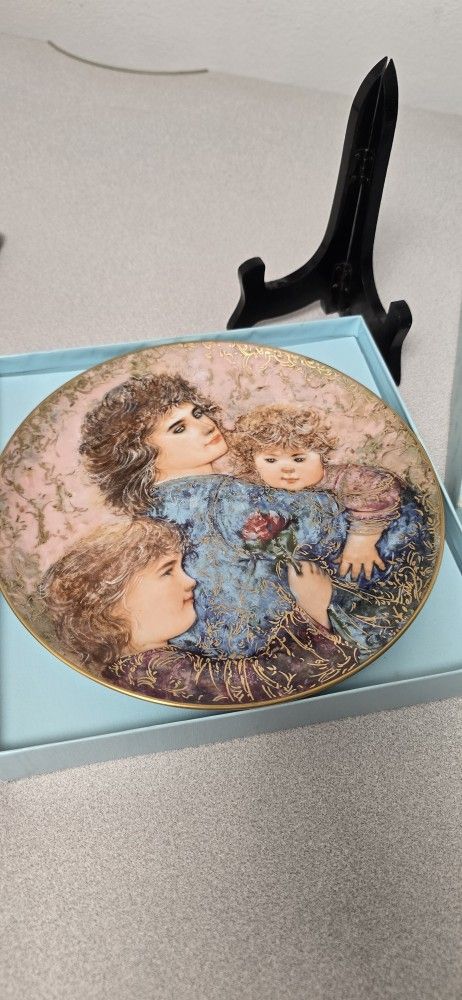 Beautiful Edna Hibel Mothers Day Plate 1990 Elizabeth Jordan And Janie - Knowles