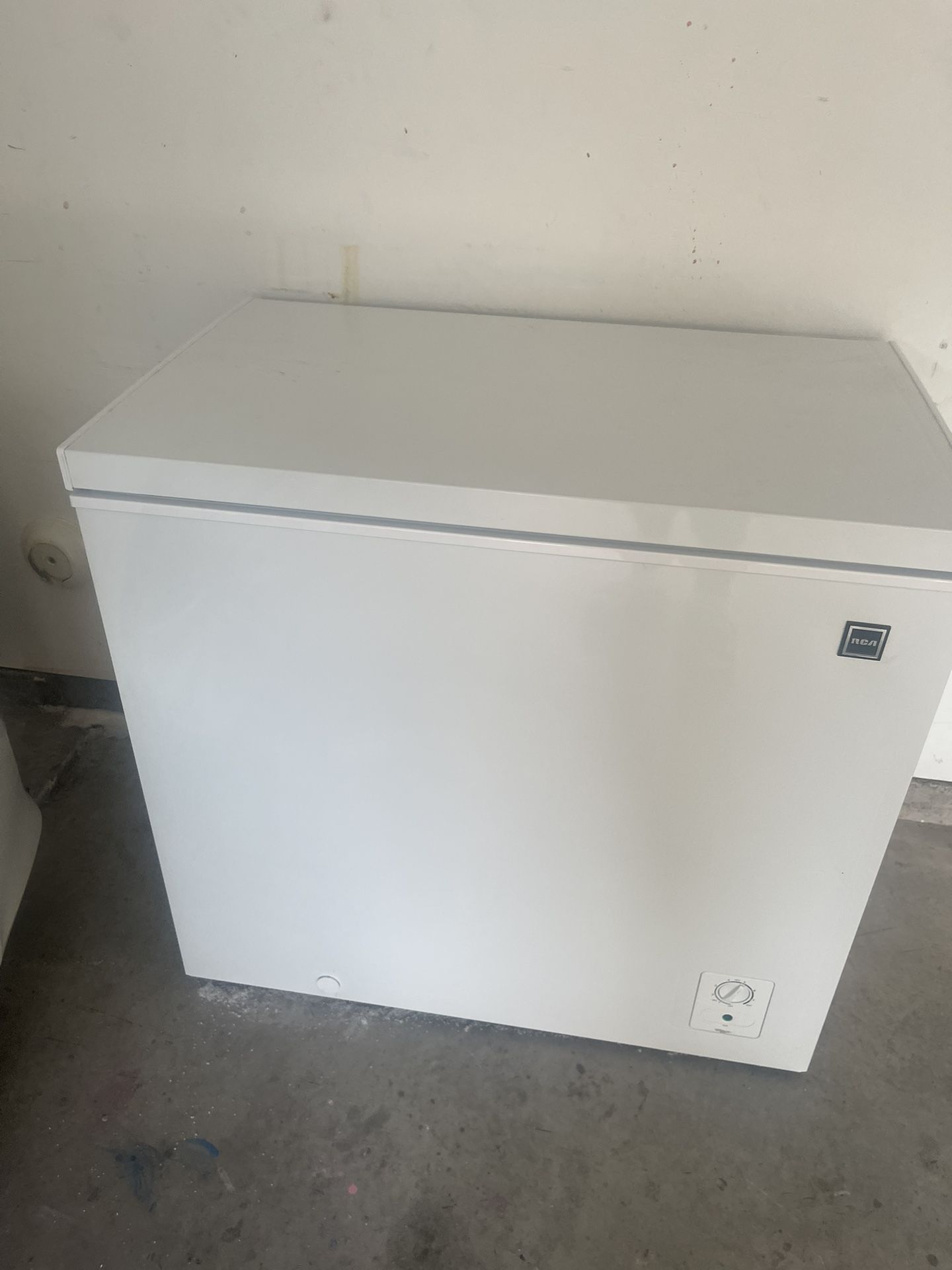 RCA Deep Chest Freezer 7.1 Cu Ft - White