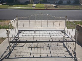 Vintage iron day bed