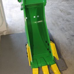 Excavator Caterpillar CAT 320 Heavy Duty Rock Bucket 18 Inches Width.