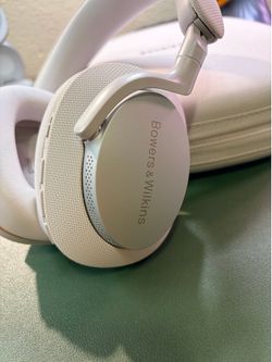 Audiophile quality wireless headphones - Bowers & Wilkins